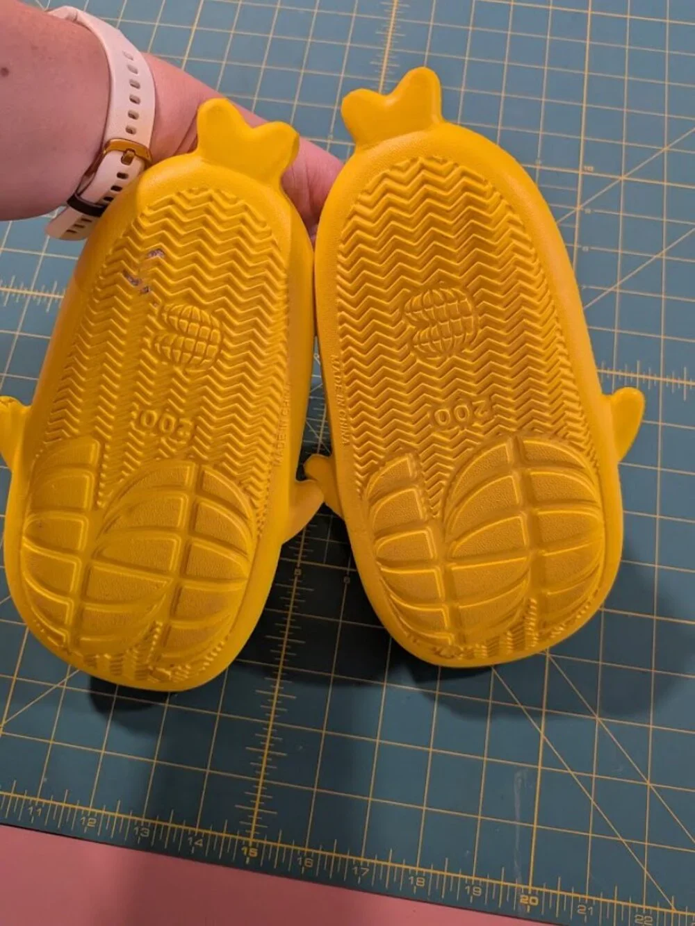 Lemon Yellow Cloud Shark Slides Kids Size 11.5/12 (200)